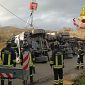 Tir carico di cippato si ribalta sulla strada