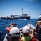 Sea Watch verso Carrara con 50 migranti soccorsi in mare