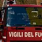 Avvampano le fiamme al quinto piano di un palazzo