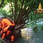 Si tuffa nel fiume e lo ritrovano senza vita 