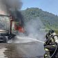 Camion in fiamme vicino al distributore di benzina