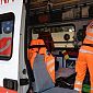 Impigliata alla portiera del bus cade ed è grave