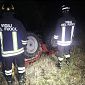 Morto nel buio sotto al trattore ribaltato