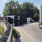 Tir si ribalta, ferito il conducente