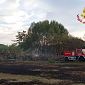 D'improvviso le rotoballe in fiamme nel campo