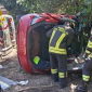 Via il tettuccio dell'auto per estrarla dopo l'incidente