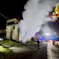 Loggiato a fuoco, evacuati i residenti 