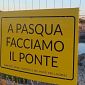 "A Pasqua facciamo il ponte", ironia e attesa in un cartello