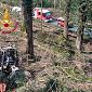 Operaio si ribalta con il trattore nel bosco