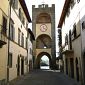 Si masturba in piazza e davanti ai cittadini