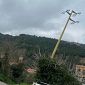 Frana il terreno e il palo elettrico scivola giù