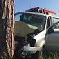 Auto contro un albero, una vittima e un ferito