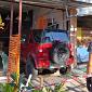 Auto sfonda la vetrata e finisce nella pizzeria