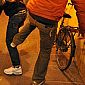 Calci e pugni al rider per non pagare la consegna