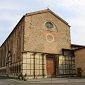 Intonaco si stacca dalla chiesa e piomba in strada