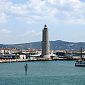 Il faro del porto si tinge del Tricolore 