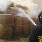 Oltre 100 rotoballe a fuoco nel campo