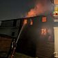 Casa in fiamme tra le palazzine adiacenti
