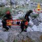 Precipita nel greto del fiume e resta bloccata
