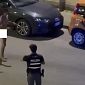 Nudo e urlante corre a perdifiato tra i passanti