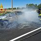 Auto avvolta e divorata dalle fiamme