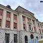 Pannelli si staccano dalla gru, paura in ospedale