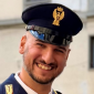 Poliziotto salva una bambina che stava soffocando