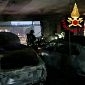 Auto in fiamme nel parcheggio multipiano
