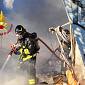 Fiamme sotto il viadotto, brucia un accampamento