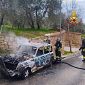 Auto avvolta dalle fiamme, illeso l'autista 