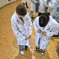 L'azienda dona i camici agli studenti del Cattaneo