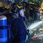 Rogo nella notte, baracca avvolta dalle fiamme