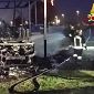 Camper e roulotte a fuoco nel campeggio