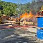 Incendio divampa all'esterno di un'azienda