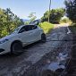 Auto resta in bilico nel dirupo sul mare