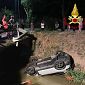 Madre e figlia nell'auto ribaltata nel torrente