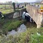 Muore nell'auto fuori strada ribaltata nel canale