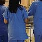 Dà in escandescenze e minaccia gli operatori