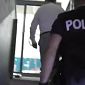 La terrorizza minacciando di dar fuoco alla casa