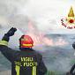 L'incendio nel canneto minaccia una casa
