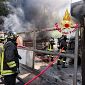 Casa inagibile dopo il rogo nel rimessaggio