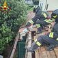 Fulmine incendia un tetto durante la tempesta