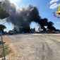 Vasto incendio infuria in un deposito di auto