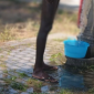 Senza fissa dimora si denuda alla fontana pubblica