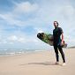 Surfando contro la plastica, la traversata di Merijn Tinga