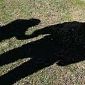 Adesca un bambino al campeggio e online ha le chat dell'orrore