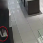 Pistola in pugno per la rapina nel centro commerciale