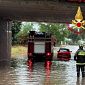 Maltempo, 2000 fulmini in 2 ore, esonda un torrente