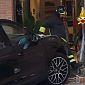 Porsche sbanda e sfonda la vetrina di un negozio