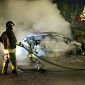 Auto distrutta dalle fiamme sotto il cavalcavia